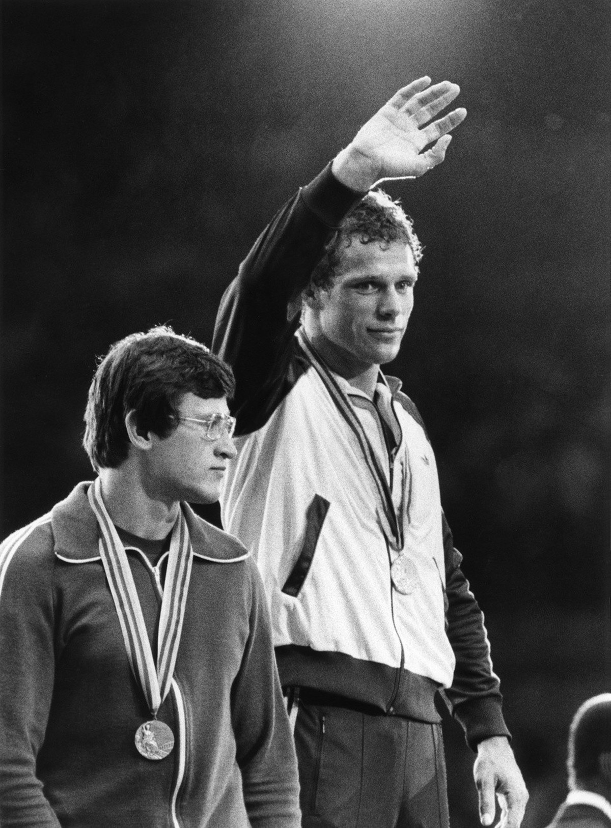 Der Schweizer Judo-Olympiasieger Joerg Roethlisberger, rechts, bei der Siegerehrung an den Olympischen Spielen 1980 in Moskau, aufgenommen am 28. Juli 1980. Links von ihm der Russe Alexander Iatskevic ...