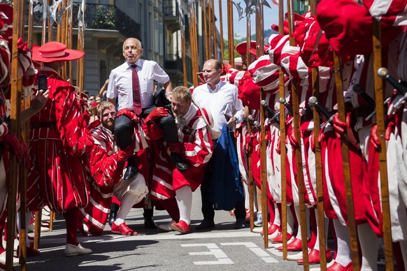 Ueli Maurer, le president de la Confederation, est porte par la compagnie des Cent-suisses a l?occasion de la Fete nationale suisse du 1er Aout avant le spectacle de la Fete des vignerons ce jeudi 1 a ...