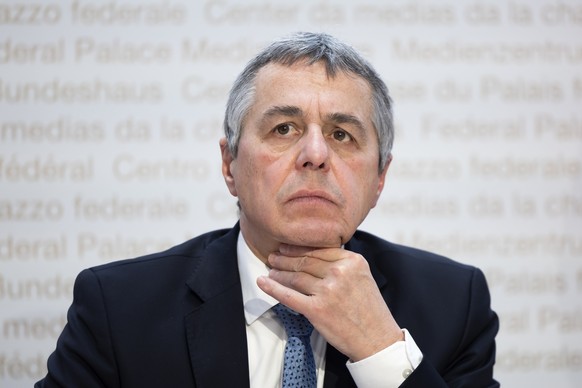 Bundesrat Ignazio Cassis hoert sich eine Frage an waehrend einer Medienkonferenz zum Vernehmlassungsergebnis zum Paket Schweiz-EU, am Mittwoch, 5. Dezember 2025 in Bern. (KEYSTONE/Peter Klaunzer)