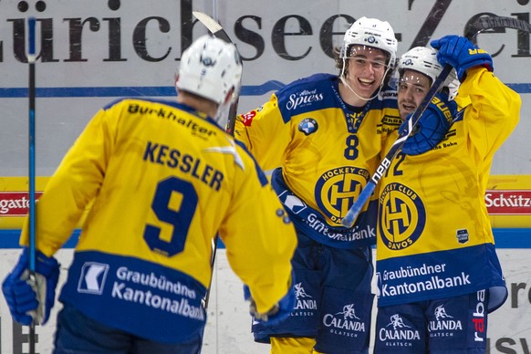 HC Davos Verteidiger Gian-Marco Wetter, rechts, freut sich ueber seinen Treffer zum 1-3 mit Julian Payr (#8) waehrend dem Eishockey-Meisterschaftsspiel der National League zwischen den SC Rapperswil-J ...