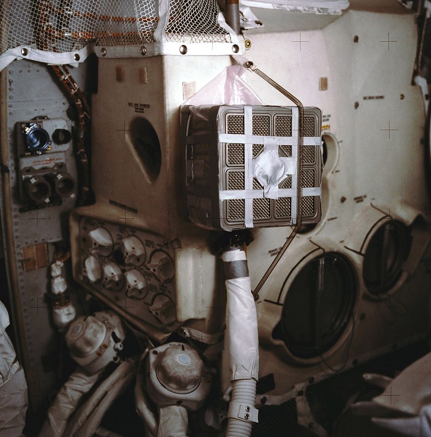 Apollo 13: Der von den Astronauten gebastelte CO2-Filter in Betrieb.