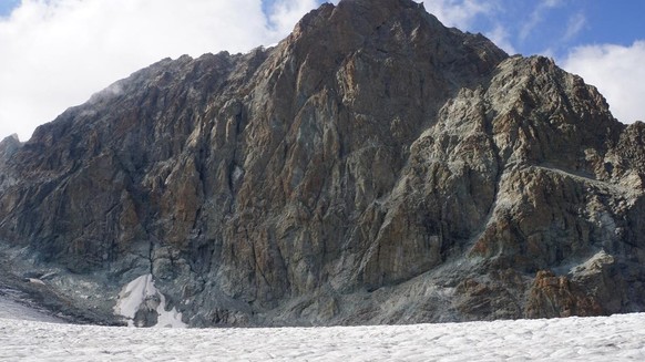 Am 26. Juli 2022 wurden auf dem Stockjigletscher in Zermatt menschliche Knochen und diverse Ausrüstungsgegenstände entdeckt. Mittels DNA-Analyse konnte ein Alpinist identifiziert werden, der seit
1990 ...
