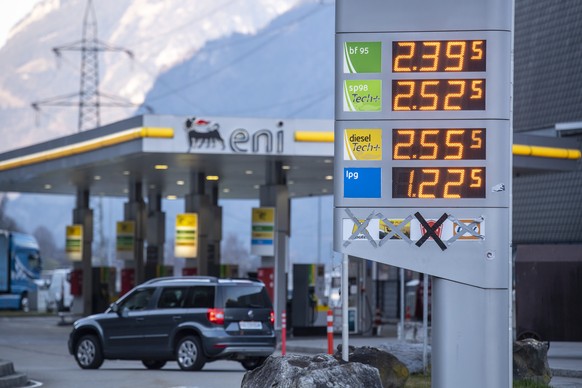 Eine Eni Tankstelle an der A-2 Autobahnraststaette Erstfeld praesentiert seine Benzinpreise am Donnerstag, 10. Maerz 2022, in Erstfeld im Kanton Uri. Wegen dem Krieg in der Ukraine sind die Rohoelprei ...