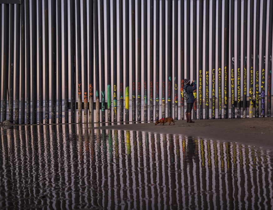 Eine einsame Frau vor dem Grenzzaun bei San Diego (Bundesstaat Kalifornien).
