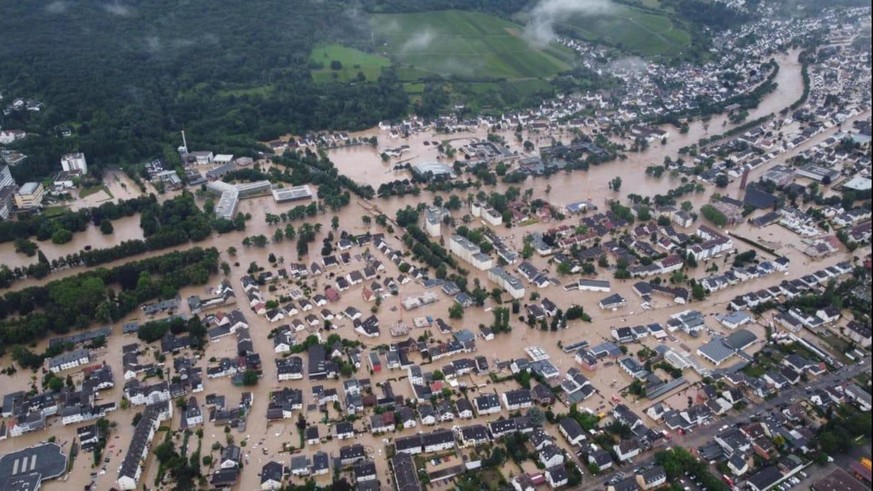 Im Landkreis Eifel in Deutschland herrscht gerade Katastrophen-Stand. Mehrere Ortschaften sind komplett überflutet, bereits vier Todesopfer wurden von der Polizei bestätigt.