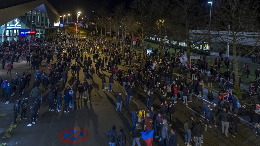 FCB-Fans versammeln sich um das Stadion vor dem Fussball Meisterschaftsspiel der Super League zwischen dem FC Basel und dem FC Luzern im Stadion St. Jakob-Park in Basel, am Samstag, 13. Maerz 2021. Di ...