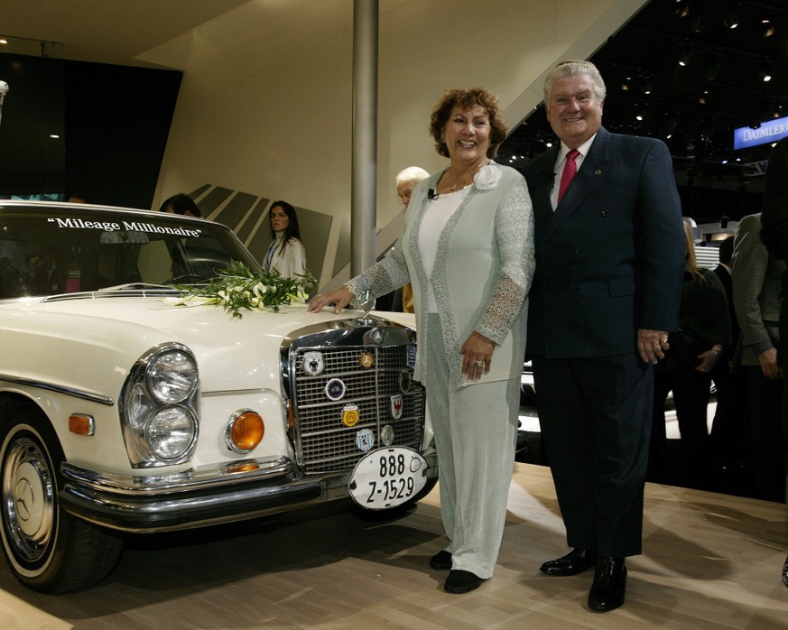 „Mileage Millionaire“: Die Familie Koschel fuhr in 34 Jahren mehr als eine Million Meilen mit ihrem 1970 gebauten Mercedes-Benz 280 SE (W 108), einem Vorläufer der S-Klasse. Auf der Detroit Auto Show ...