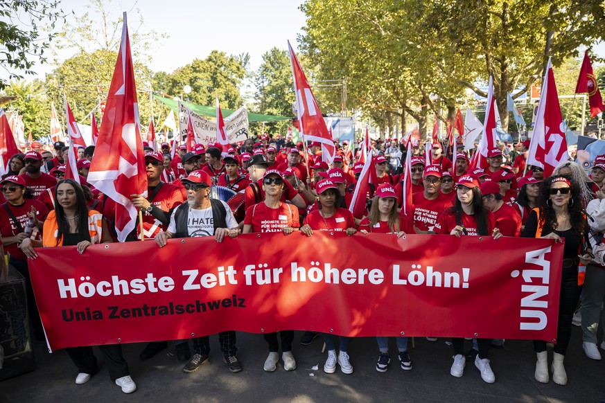 Die Demonstranten versammeln sich auf der Schuetzenmatte, und entfalten ein Plakat mit der Aufschrift &quot;Hoechste Zeit fuer hoehere Loehn!&quot; bei einer Nationalen Lohnkundgebung unter dem Motto  ...