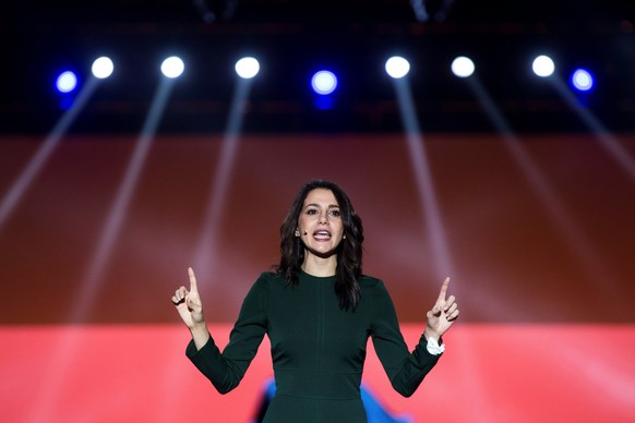 epa06395046 Ciudadanos&#039; head candidate Ines Arrimadas delivers a speech during an electoral event held in Hospitalet de Llobregat in Barcelona, Spain, 17 December 2017. Catalan regional elections ...