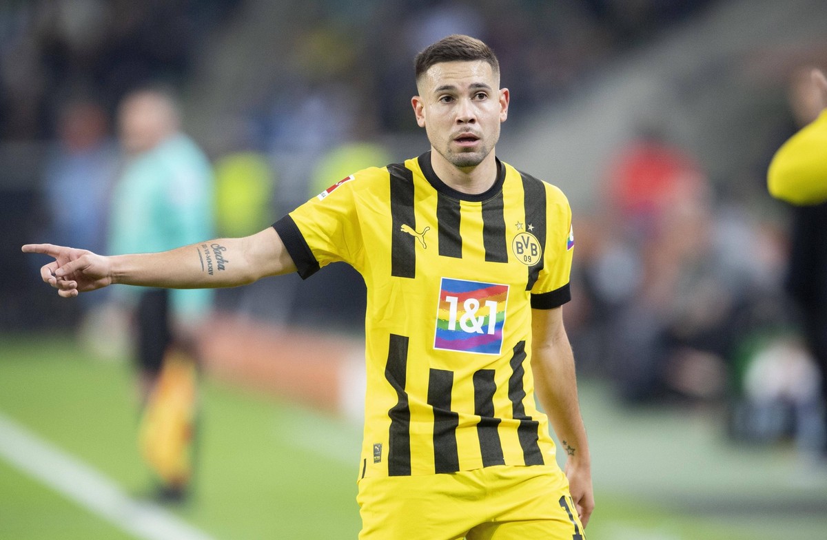 Raphael GUERREIRO DO Gestik, Geste, Fussball 1. Bundesliga, 15.Spieltag, Borussia Moenchengladbach MG - Borussia Dortmund DO 4:2, am 11.11.2022 in Moenchengladbach/ Deutschland. DFL regulations prohib ...