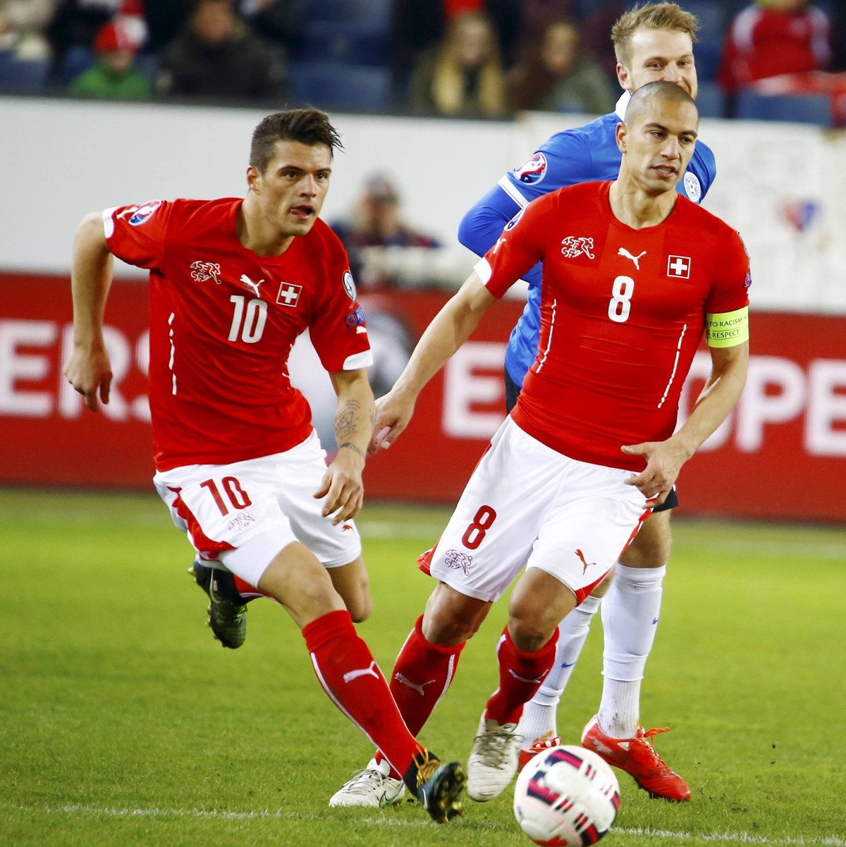 27.03.2015 Luzern SUI Fussball EM - Qualifikation Schweiz - Estland Stadion Swissporarena Bild zeigt v.li. Taulant Xhaka Henri Anier (Estland) Goekhan Inler (SUI) Feature Aktion Foto PUBLICATIONxNOTxI ...