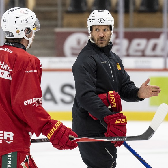 Assistenztrainer Steve Hirschi, rechts, diskutiert mit Spieler Joshua Fahrni beim Training der SCL Tigers, am Mittwoch, 3. September 2025 in der Ilfishalle in Langnau. Naechste Woche startet die neue  ...