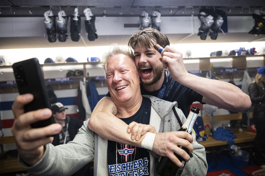 Die Spieler von Kloten feiern ihren Sieg im fuenften Eishockey Playoff-Finalspiel der Swiss League zwischen den EHC Kloten und dem EHC Olten am Mittwoch 20. April 2022, in der stimo arena in Kloten. ( ...