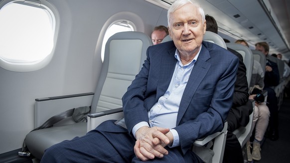 Investor Martin Ebner auf einem Rundflug ueber den Alpen im neuen Embraer E2-190, anlaesslich der Praesentation des Embraer E2-190 der Helvetic Airways, am Mittwoch, 26. September 2018. (KEYSTONE/Mela ...
