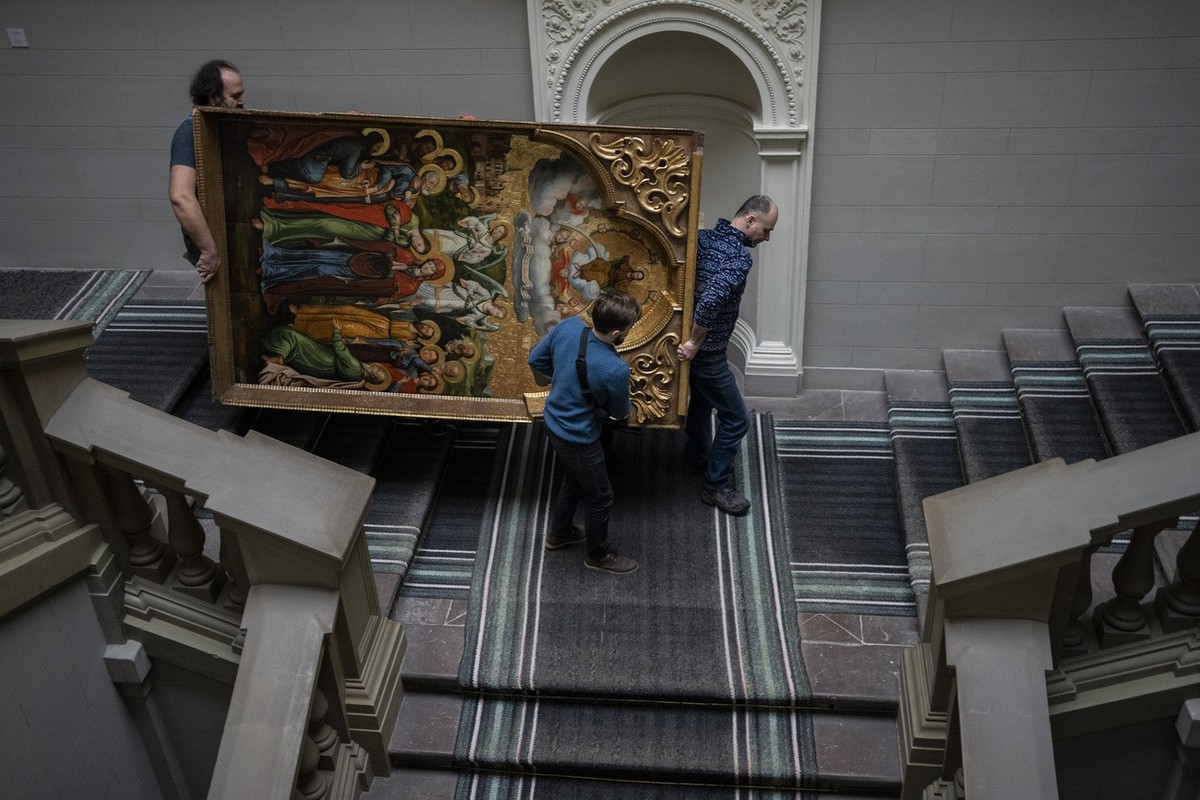 Les employés d'un musée de Lviv mettent les oeuvres d'art à l'abri.