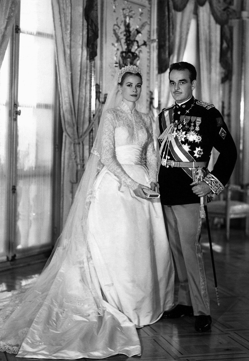 19.04.1956 Grace Kelly &amp; Prince Rainier III, Prince &amp; Princess Of Monaco ainier Von Monaco, on their wedding day.