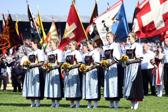 Ehrendamen waehrend dem Festakt am Eidgenoessischen Schwing- und Aelplerfest (ESAF) in Zug, am Sonntag, 25. August 2019. (KEYSTONE/Urs Flueeler)