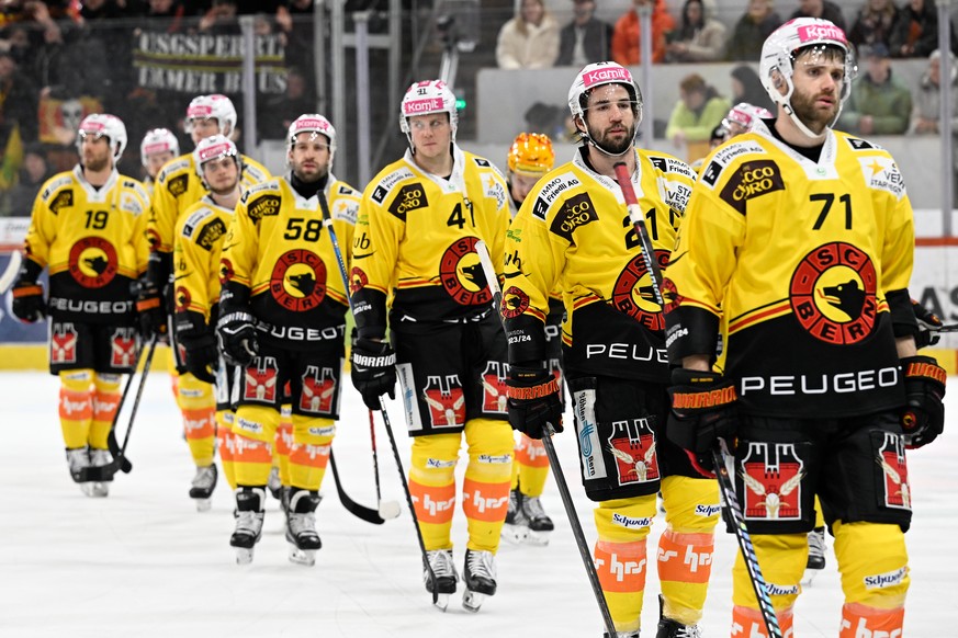 Berns Spieler Berns Claude-Curdin Paschoud, Simon Moser, Simon Kindschi, Romain Loeffel, von rechts, beim Eishockey-Qualifikationsspiel der National League zwischen den SCL Tigers und dem SC Bern, am  ...