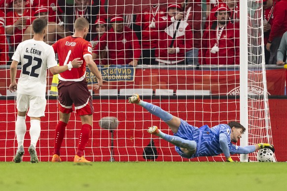 KEYPIX - Slovenia&#039;s Adam Gnezda Cerin, left, Switzerland&#039;s Nico Elvedi, center, and Switzerland&#039;s Goalkeeper Gregor Kobel, right, fight for the ball during the FIFA World Cup 26 UEFA Qu ...