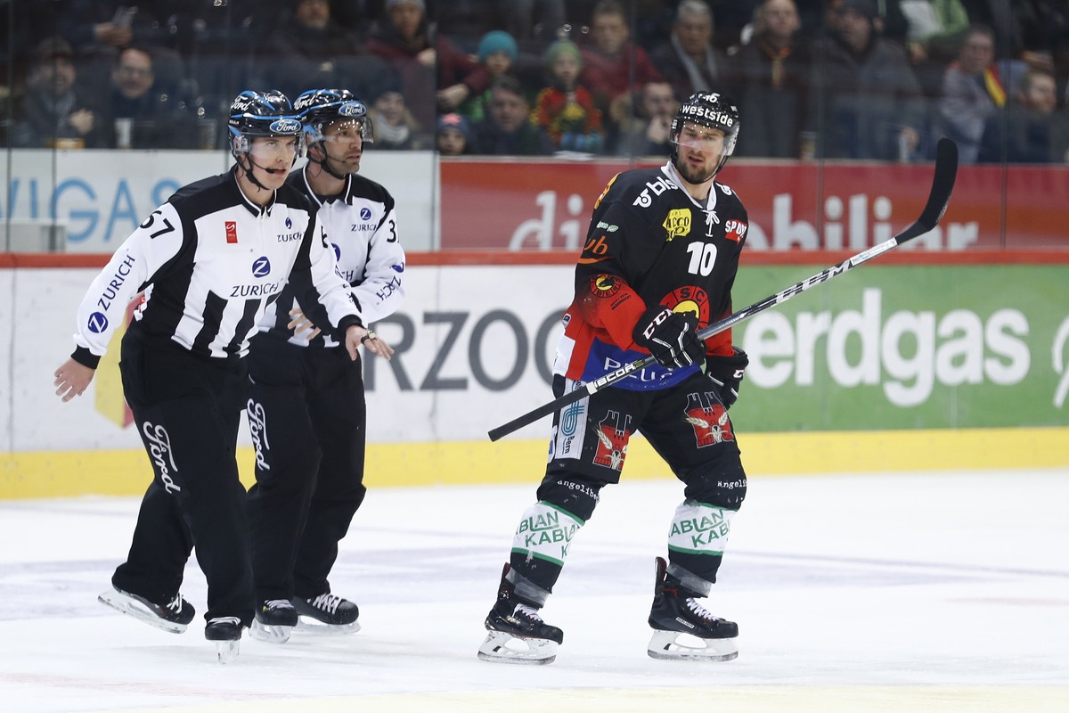 Die Schiedsrichter schicken Berns Tristan Scherwey nach einem Foul in die Kabine, im Eishockey Meisterschaftsspiel der National League zwischen dem SC Bern und dem EV Zug, am Samstag, 12. Januar 2019, ...