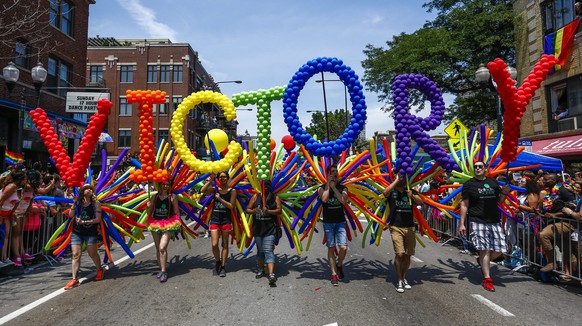 epaselect epa04823126 People carry balloons as they participate in the annual Chicago Pride Parade in Chicago, Illinois, USA, 28 June 2015. Members of the lesbian, gay, bisexual, and transgender (LGBT ...
