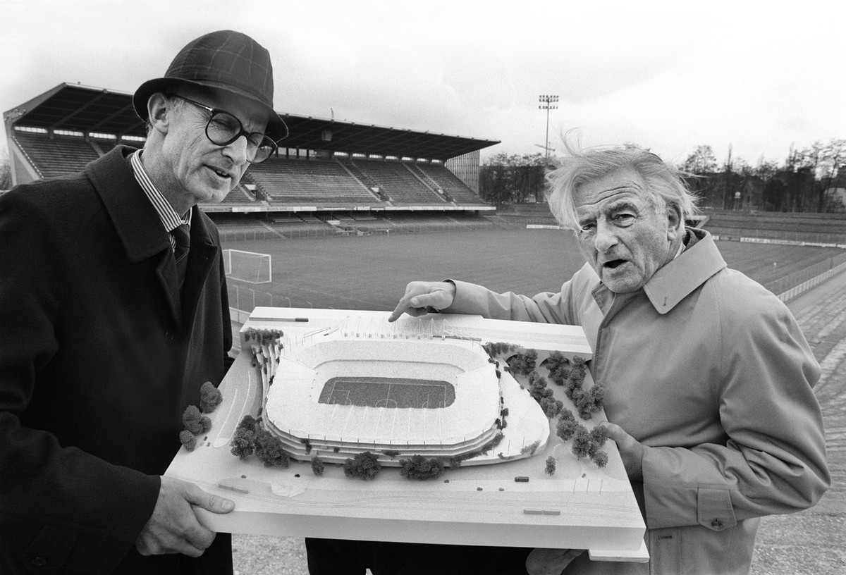 Das 35 Jahre alte Fussballstadion St. Jakob soll zur Fussball-WM 1998 mit rund 200 Millionen Franken Investitionen neu gebaut werden. Es sollen 35'000 Sitzplaetze (heute: 8'000) angeboten we ...