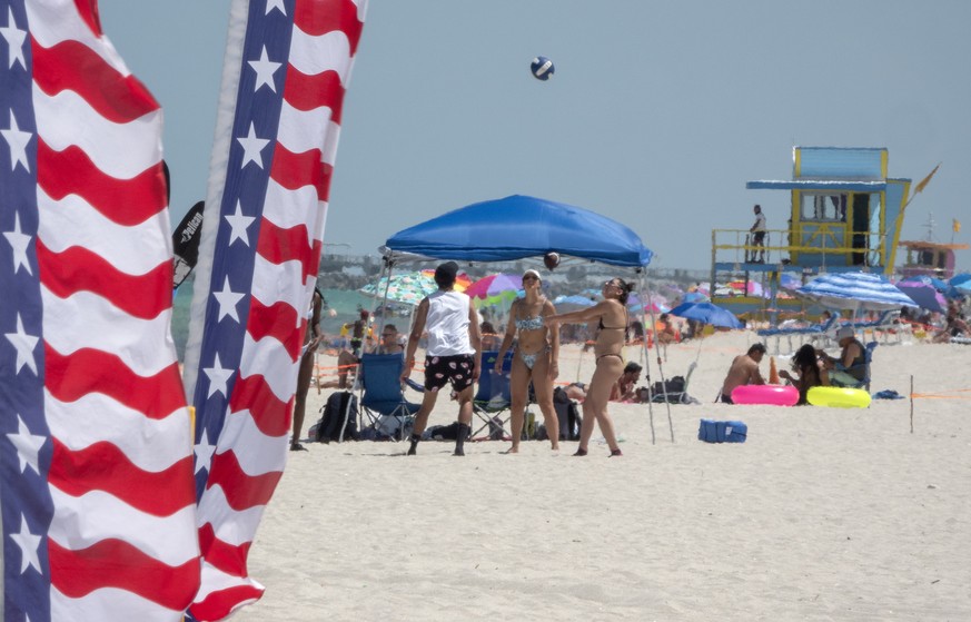 epa08521818 People enjoy a warm day at the beach in Miami Beach, Florida, USA, 01 July 2020. Florida now has a total of 158,997 confirmed cases and 3,550 deaths. Nine of the new deaths were in Miami-D ...