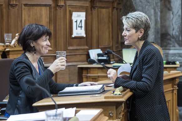 Bundesraetin Doris Leuthard, links, diskutiert mit Karin Keller-Sutter, FDP-SG, rechts, an der Sommersession der Eidgenoessischen Raete, am Dienstag, 14. Juni 2016 im Staenderat in Bern. (KEYSTONE/Ale ...