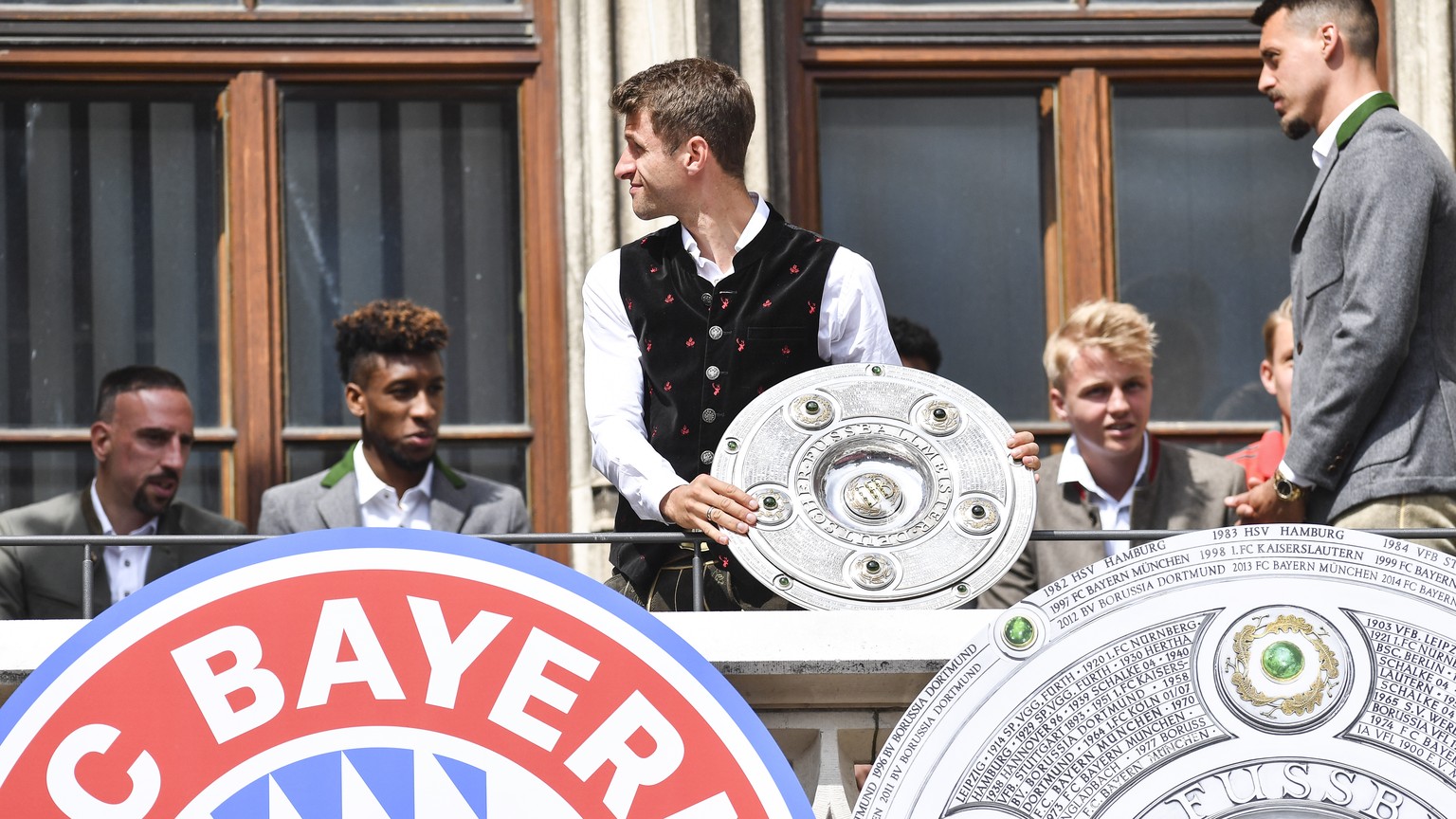 Bayerns Thomas Müller (mit Schale in der Hand) beschrieb die Gefühlslage nach dem sechsten Meistertitel in Serie wie folgt: «So wie wenn man in der Kreisklasse aufsteigt, nur vielleicht ein bisschen gedämpfter.»