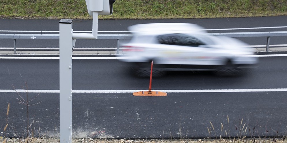 Ein 20-jähriger Schweizer rast mit fast 250 km/h über die Autobahn. Gleichzeitig weicht der Ständerat heute den Raser-Artikel auf, was bei der Stiftung Road-Cross für Kopfschütteln sorgt.