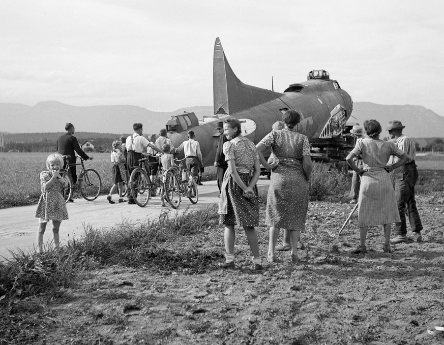 ARCHIVE --- VOR 75 JAHREN, AM 17. AUGUST 1943, MUSSTE IN UTZENSTORF IM KANTON BERN EINE BOEING B-17 DER US-LUFTWAFFE NACH EINEM BOMBERANGRIFF IN SUEDDEUTSCHLAND NOTLANDEN. DAS EREIGNIS ZOG SCHAULUSTIG ...