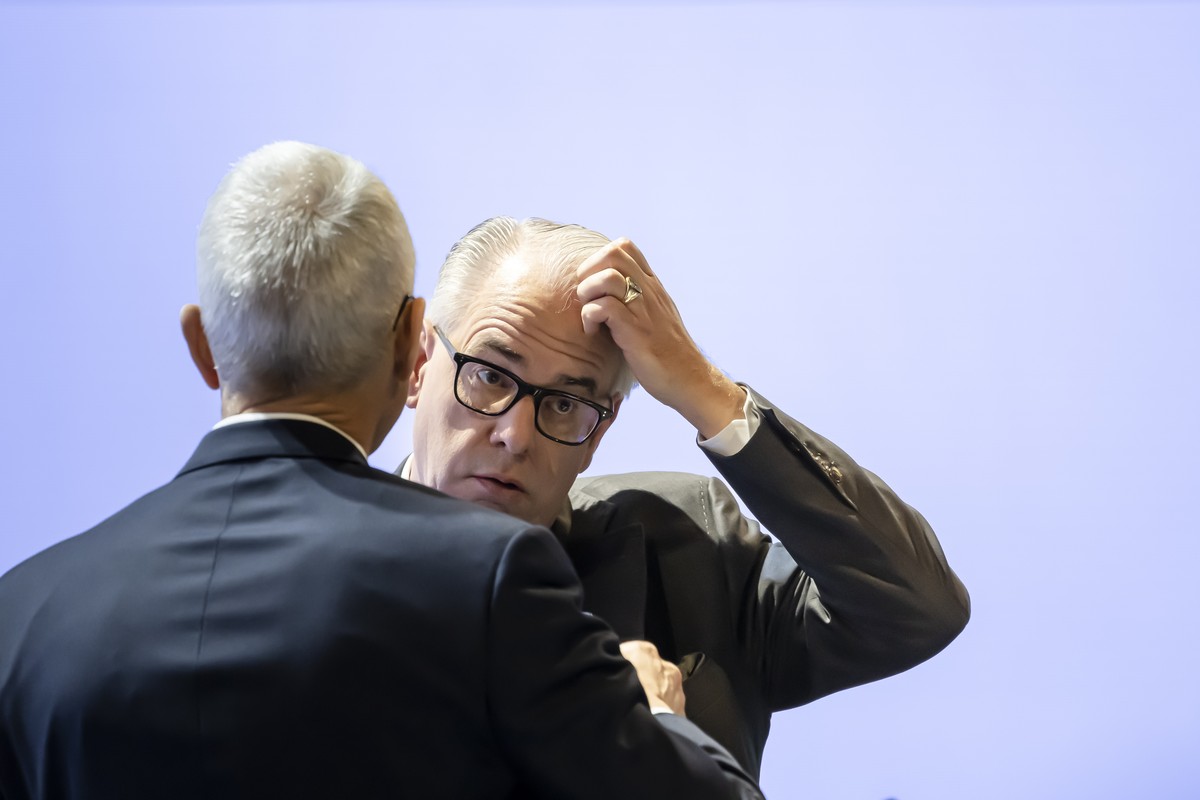 Swiss bank Credit Suisse Chairman Axel P. Lehmann, lelft, and CEO Ulrich Koerner, right, attend the annual shareholders' meeting of the Swiss banking group on Tuesday, April 4, 2023 in Zurich, Sw ...
