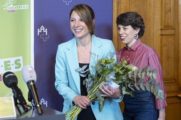 Greta Gysin, GP-TI, neue Bundeshaus-Fraktionspraesidentin, links, spricht neben Lisa Mazzone, Praesidentin Gruene Partei, an einem Point de Presse, am Freitag, 22. Mai 2026, in Bern. Gysin tritt die N ...