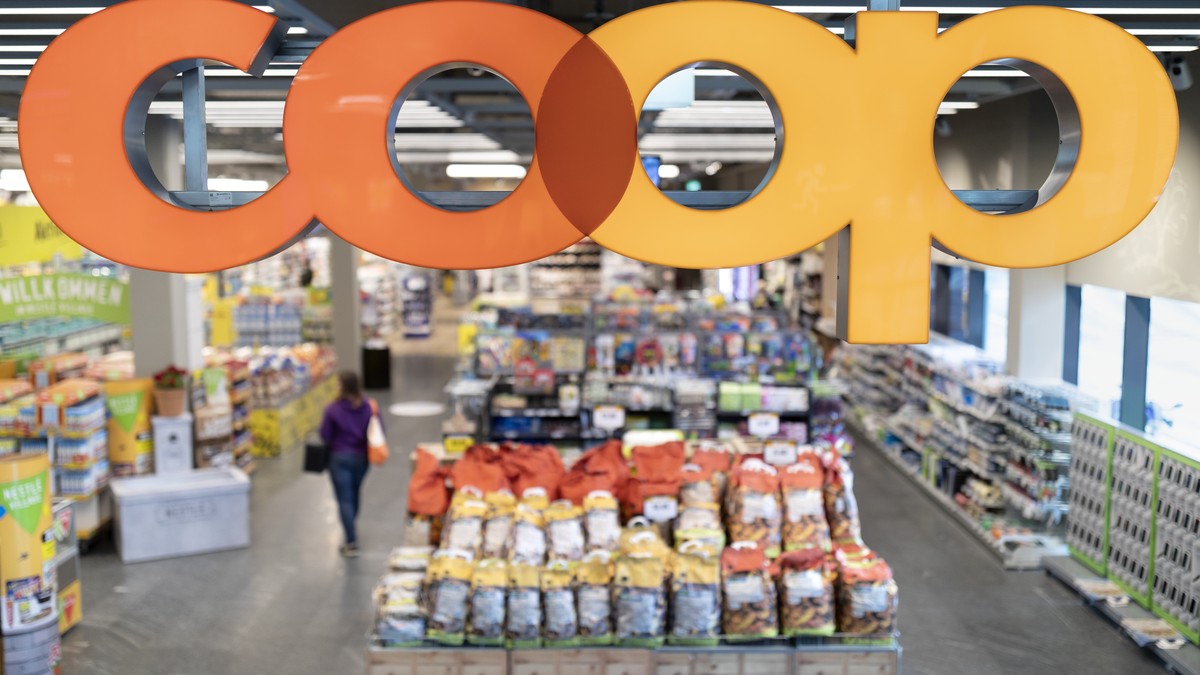 The logo of retailer Coop at the Coop branch in the shopping center Seewen Markt in Seewen, Canton of Schwyz, Switzerland, on May 15, 2018. (KEYSTONE/Gaetan Bally)..Das Coop Logo in der Filiale des De ...