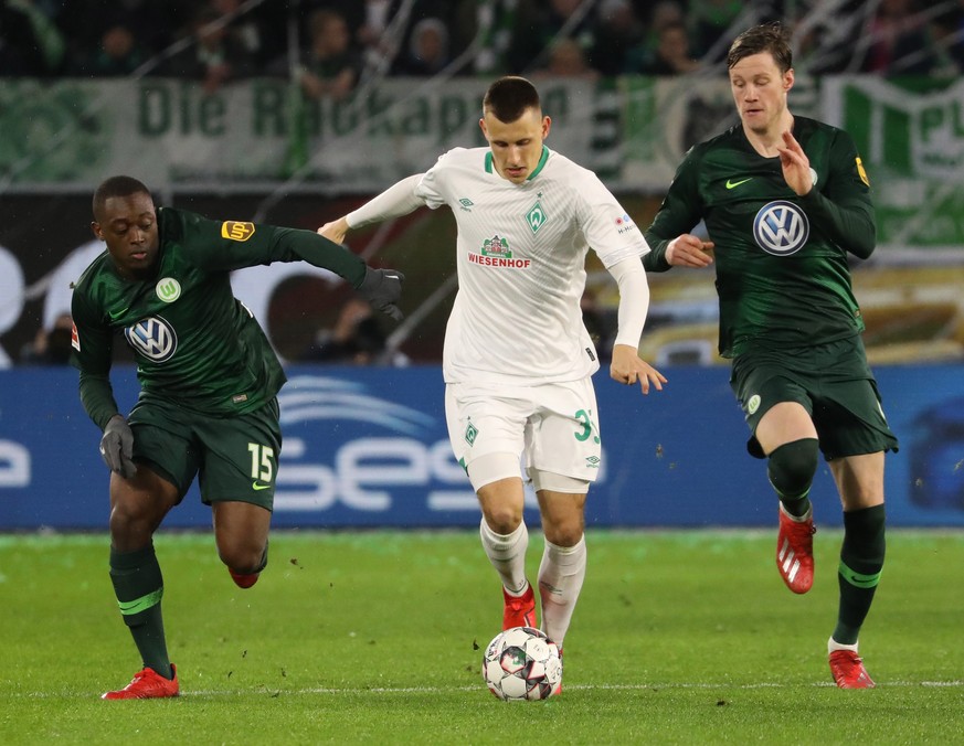 epa07411552 Wolfsburg&#039;s Jerome Roussillon (L) and Wout Weghorst (R) in action against Bremen&#039;s Maximilian Eggestein (C) during the German Bundesliga soccer match between between VfL Wolfsbur ...