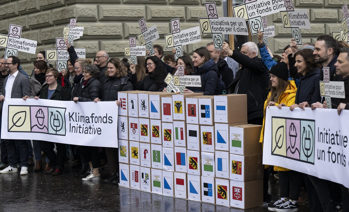 Personen der Gruene Schweiz und der SP Schweiz reichen die Klimafonds Initiative mit ueber 100 000 Unterschriften ein, am Donnerstag, 22. Februar 2024, in Bern. (KEYSTONE/Peter Schneider)