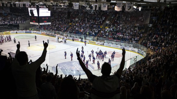 Die Fans des EHC Klotens feiern den 4-3 Sieg in der ersten Verlaengerung im fuenften Eishockey Spiel der Ligaqualifikation der National League zwischen dem EHC Kloten und dem SC Rapperswil-Jona Lakers ...