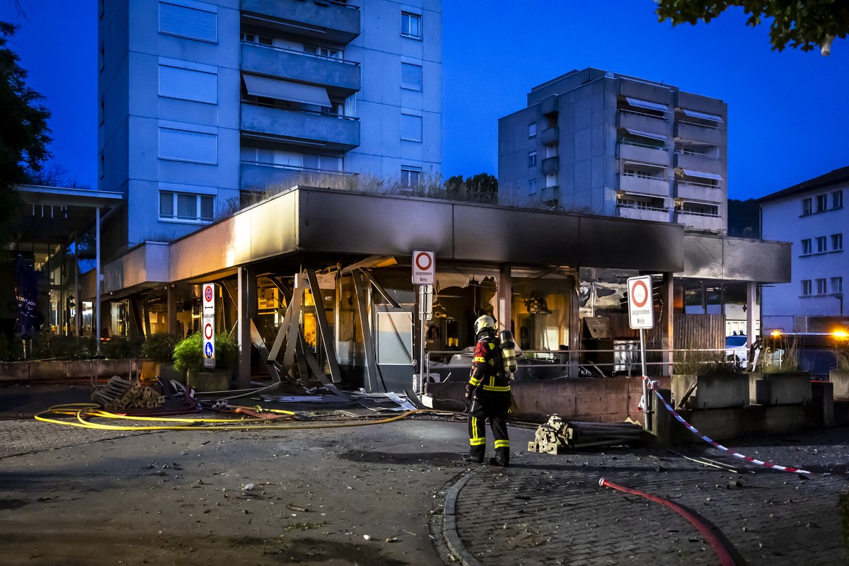 Einsatzkraefte der Feuerwehr beim Markthof Nussbaumen nach einer Explosion einer Tiefgarage und einem anschliessenden Brand in einem Hochhaus am Donnerstag, 13. Juni 2024 in Nussbaumen. Bei einer Expl ...