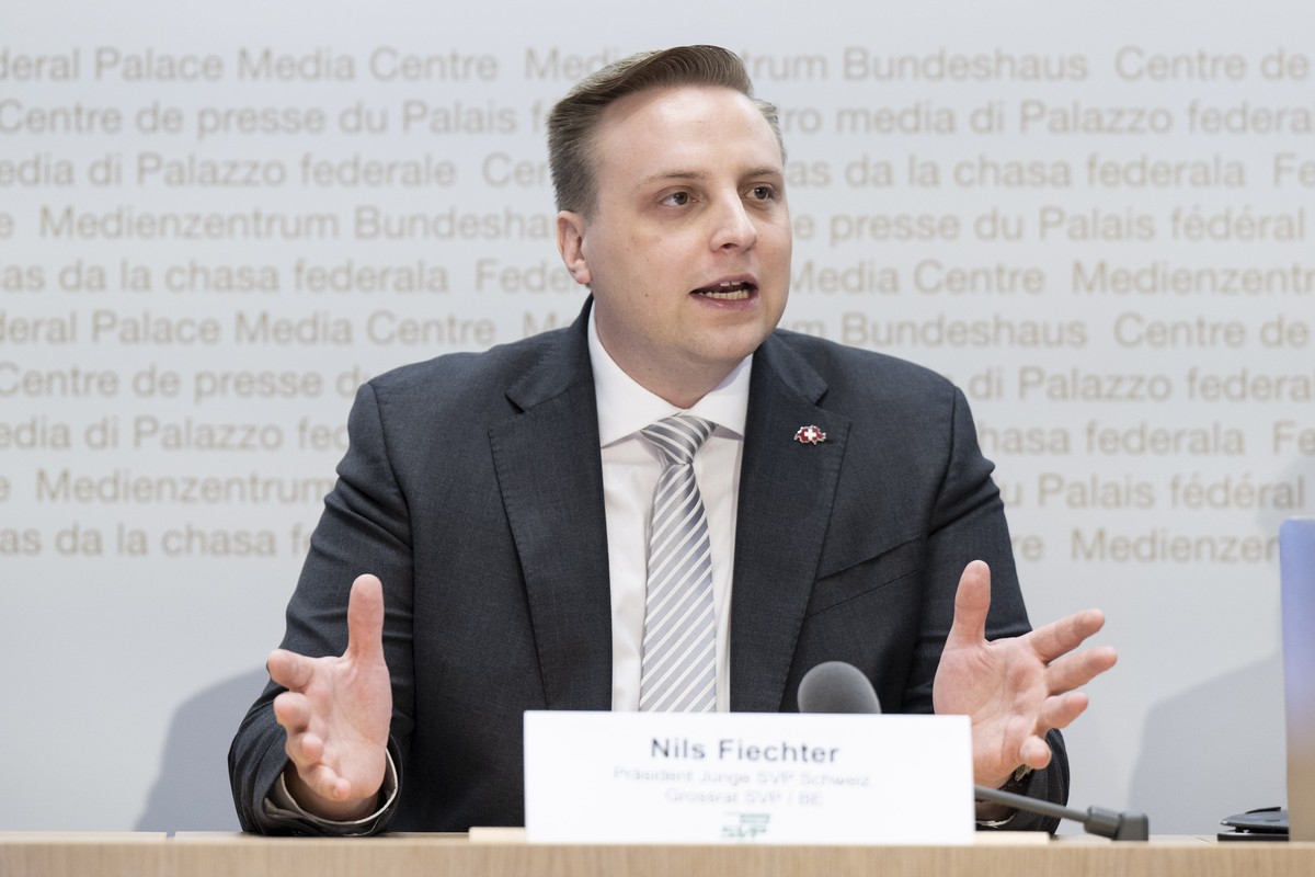 Nils Fiechter, Praesident Junge SVP-BE, vom Referendumskomitee spricht an einer Medienkonferenz ueber das E-ID Gesetz, am Montag, 7. April 2025, in Bern. (KEYSTONE/Peter Schneider)