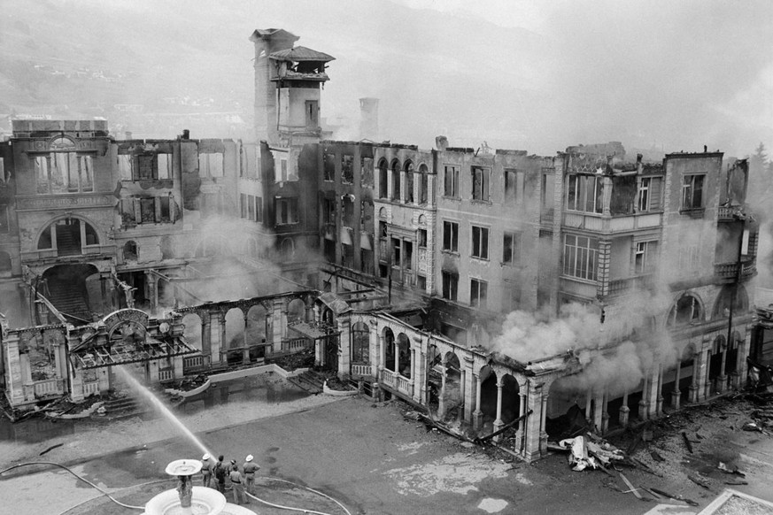 Feuerwehr beim Loeschen des Grossbrandes im Kurhotel Waldhaus Vulpera im Unterengadin, Kanton Graubuenden, am 27. Mai 1989. (KEYSTONE/Arno Balzarini)