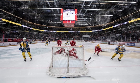 Le gardien lausannois Tobias Stephan, centre, en action devant les attaquants davosiens lors du match du championnat suisse de hockey sur glace de National League entre le Lausanne HC et le HC Davos l ...