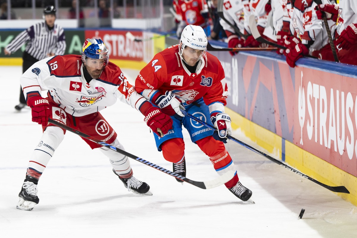 Mikko Lehtonen (ZSC), rechts und Andrew Rowe (RBS), links, kaempfen um den Puck waehrend dem Champions Hockey League Spiel zwischen den ZSC Lions und Red Bull Salzburg, in der Swiss Life Arena in Zuer ...