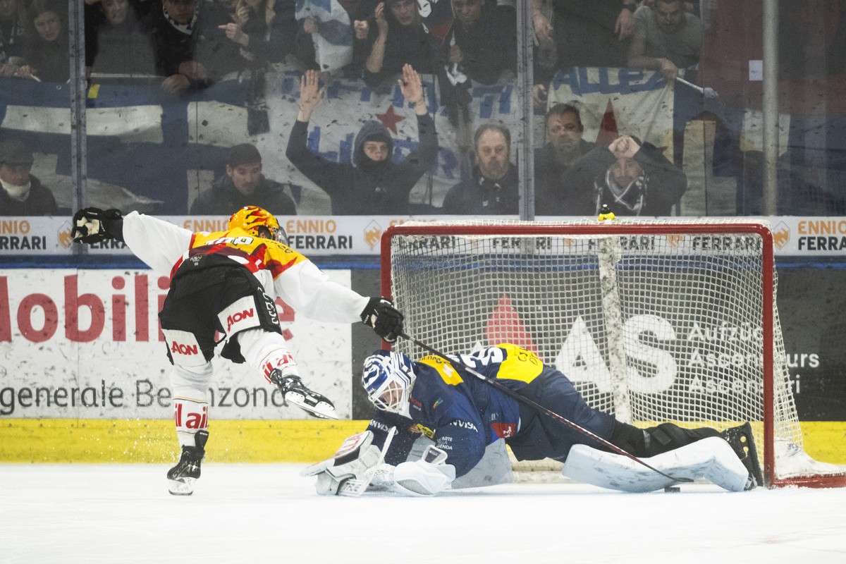 Goalie Janne Juvonen (HCAP) right, saves the penalty shot to Daniel Carr (HCL) left, during the regular season of National League Swiss Championship 2024/25 match between HC Ambri Piotta and HC Lugano ...