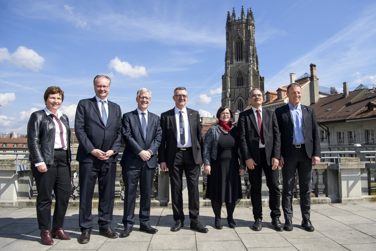Une partie du nouveau Conseil d'Etat fribourgeois avec depuis la gauche, la Chanceliere Danielle Gagnaux, Maurice Ropraz, Jean-Pierre Siggen, Georges Godel, Anne-Claude Demierre, Jean-Franois St ...