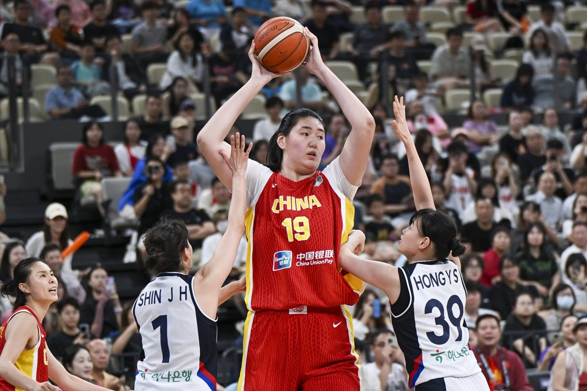 SHENZHEN, CHINA - JULY 20: Zhang Ziyu 19 of China competes during the 2025 FIBA Women s Asia Cup 3rd Place Game match between China and South Korea at Shenzhen Sports Center on July 20, 2025 in Shenzh ...