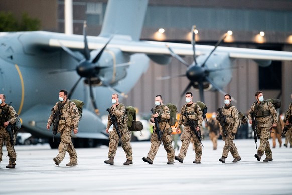 27.08.2021, Niedersachsen, Wunstorf: Soldaten steigen aus den Transportflugzeugen A400M der Bundeswehr und dem Airbus A310 der Luftwaffe nach der Landung auf dem niedersächsischen Stützpunkt Wunstorf. ...