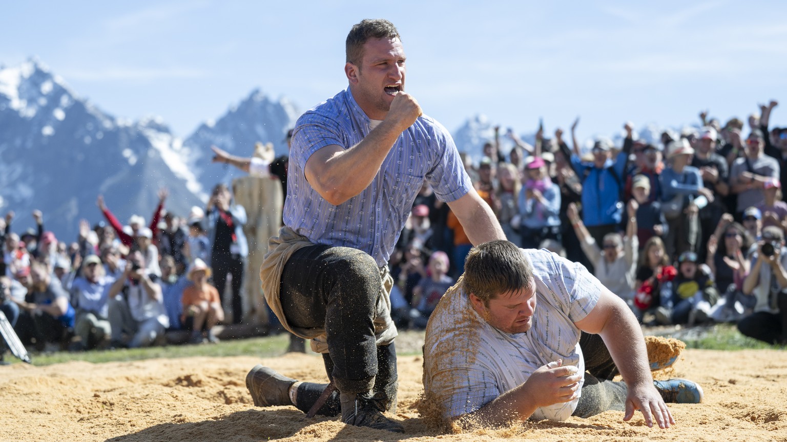 Armon Orlik, links, gewinnt gegen Mario Schneider im Schlussgang beim Buendner-Glarner Schwingfest, am Samstag, 13. Juni 2026, auf Motta Naluns auf 2151 Meter ueber Meer, in Scuol. (KEYSTONE/Gian Ehre ...