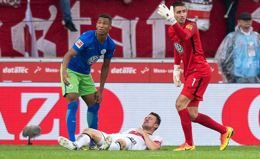 epa06208704 Stuttgart&#039;s Christian Gentner (bottom) lies on the pitch after being injured during the German Bundesliga soccer match between VfB Stuttgart and VfL Wolfsburg in Stuttgart, Germany, 1 ...