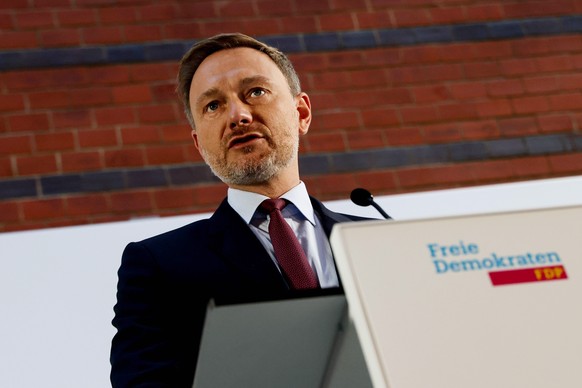 epa09508631 Christian Lindner, lead candidate of the German Free Democrats (FDP) gives a press conference in Berlin, Germany, 06 October 2021. EPA/FILIP SINGER / POOL