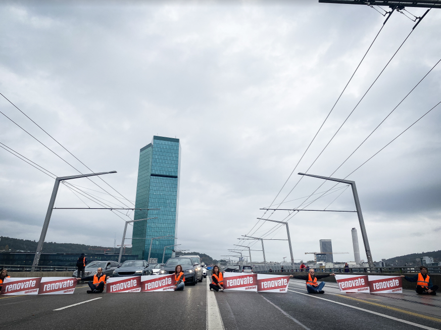 Sechs Aktivisten legen den Verkehr auf der Hardbrücke lahm.